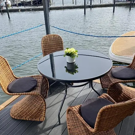 Premium Hausboot Sonneninsel Bådhotel Lübeck